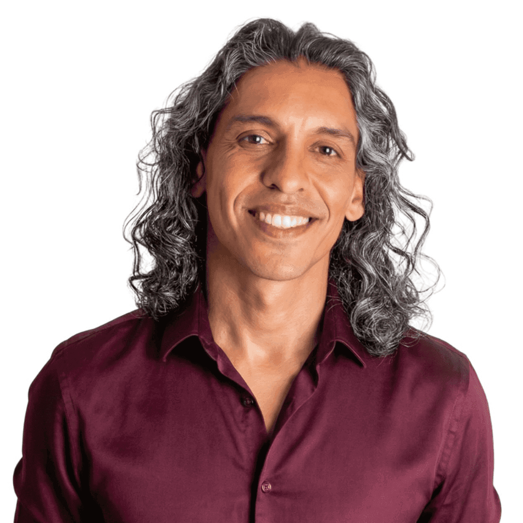 Yvan Keyna, sorridente, in camicia bordeaux
